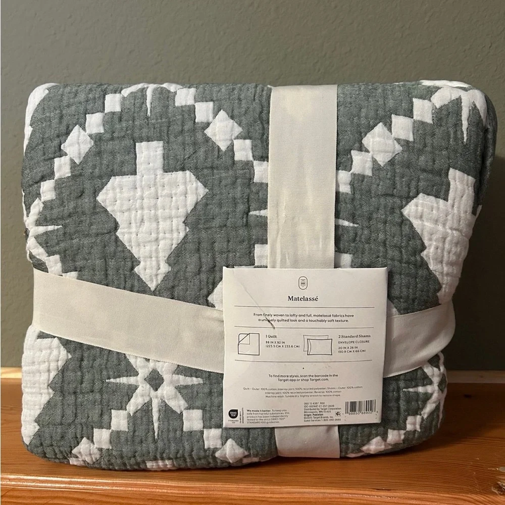 NWT Threshold Tree Pattern Matelasse Full Queen quilt set- Green and White - Picture 9 of 10